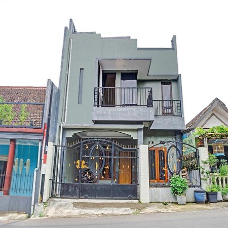 Oyo Life 90737 Losmen Aini Syariah Batu  Exterior photo