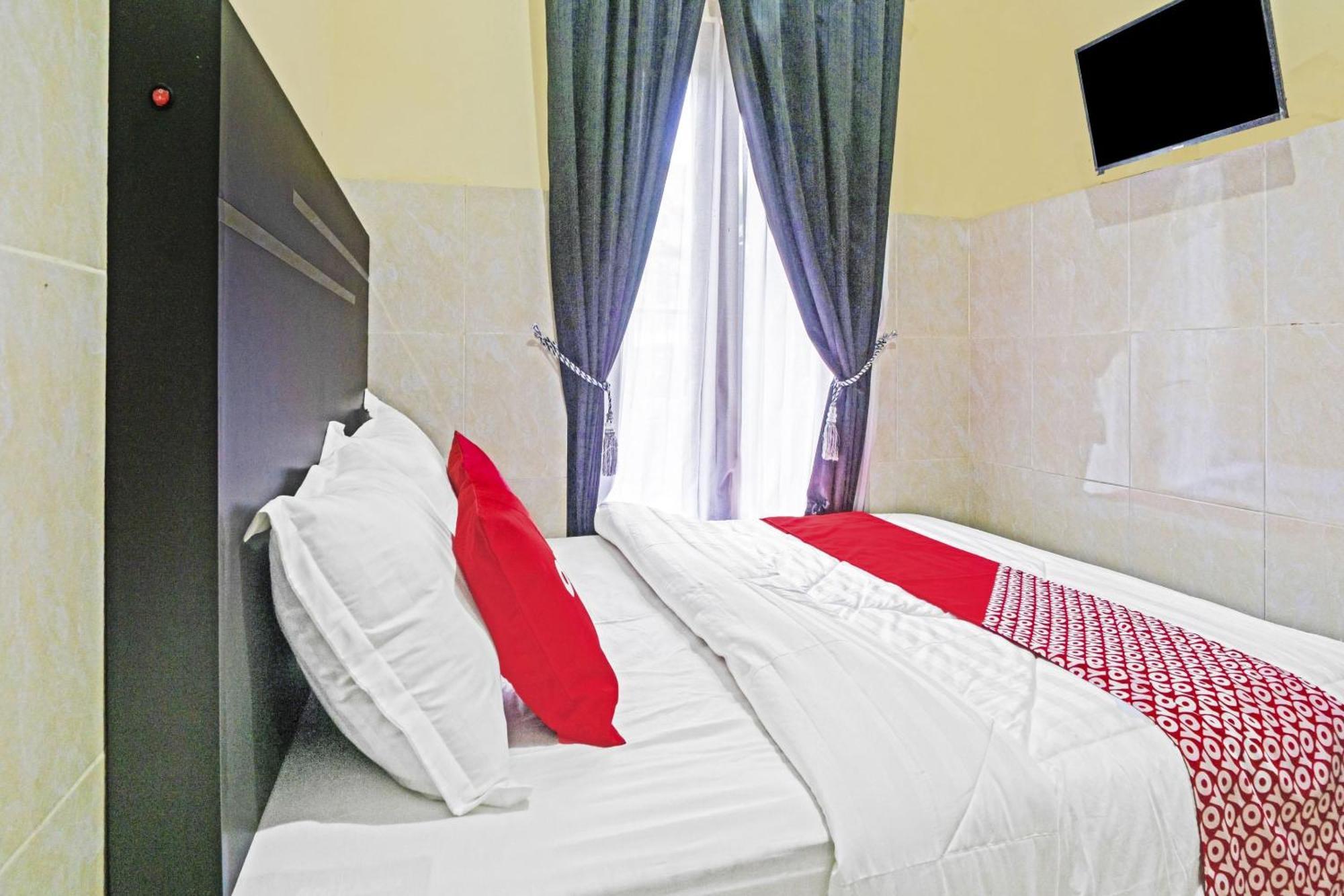 Oyo Life 90737 Losmen Aini Syariah Batu  Exterior photo