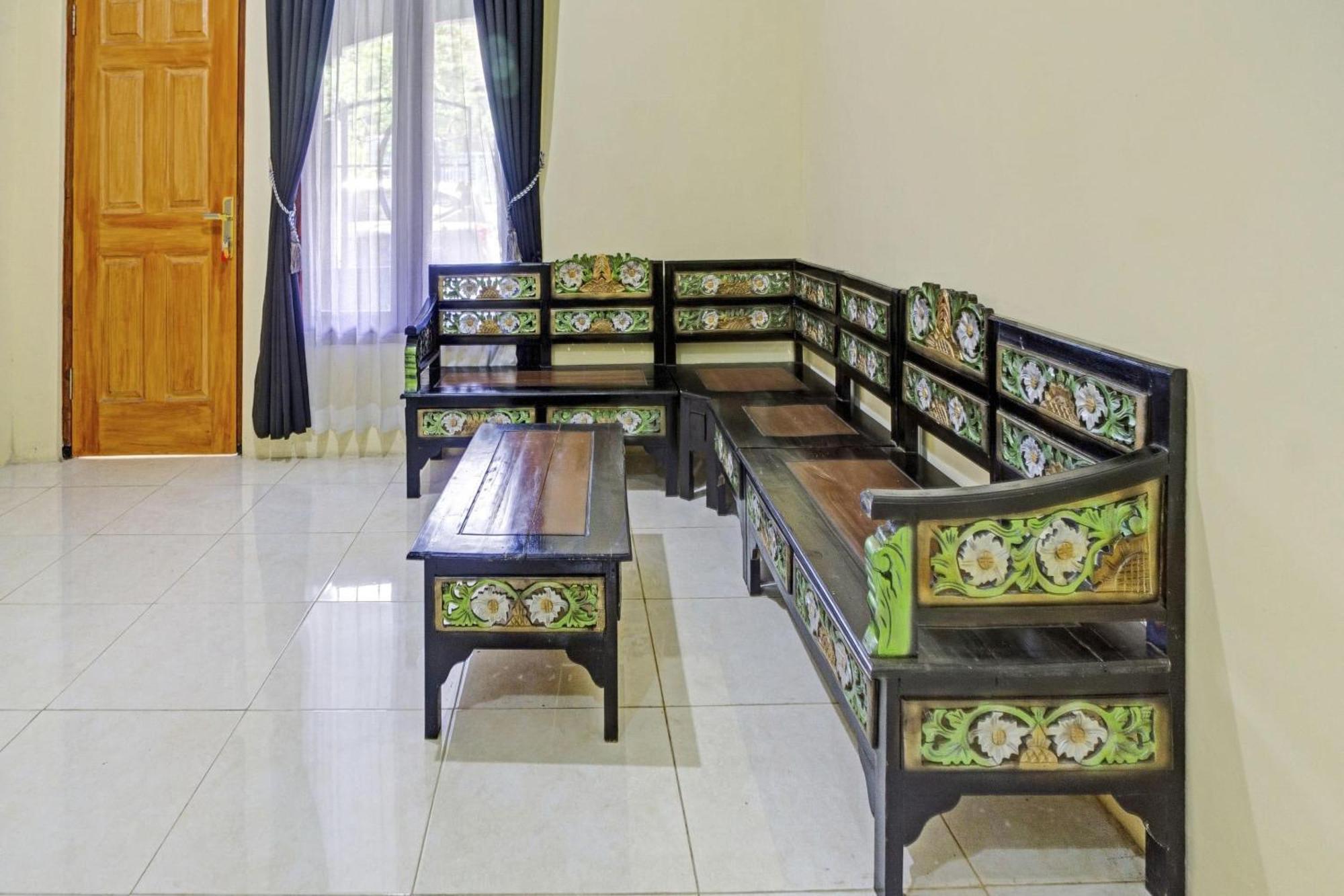 Oyo Life 90737 Losmen Aini Syariah Batu  Exterior photo