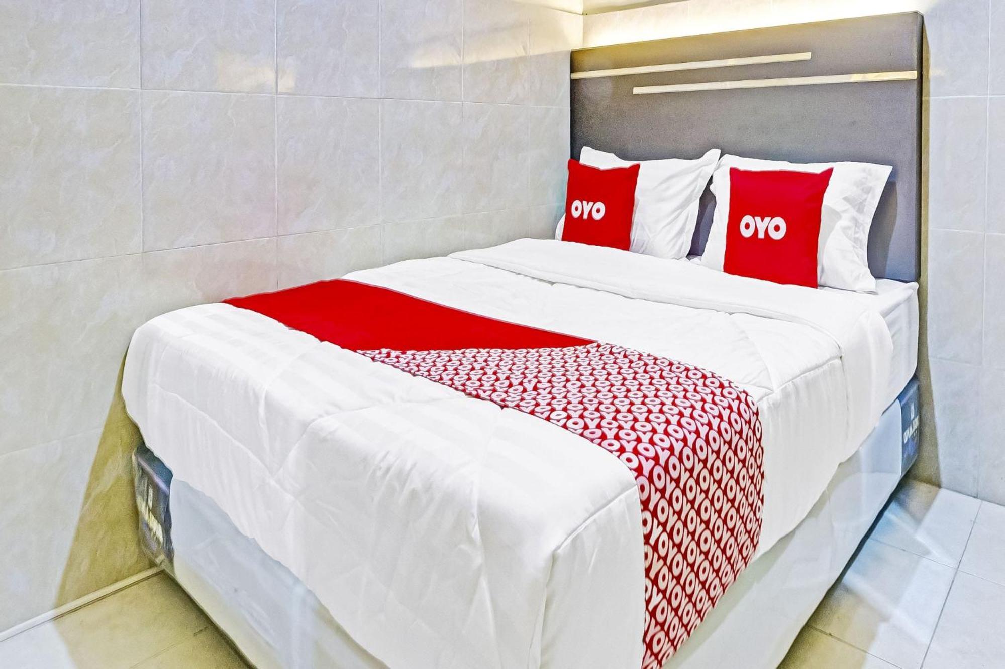 Oyo Life 90737 Losmen Aini Syariah Batu  Exterior photo